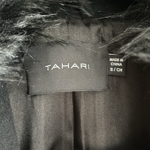 Elegant, beautiful Tahari faux fur trim wool coat. Fur collar is detachable. - Picture 4 of 5